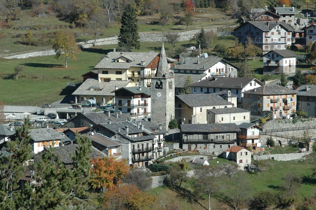 Hotel Des Roses Antey-Saint-Andre Exterior photo