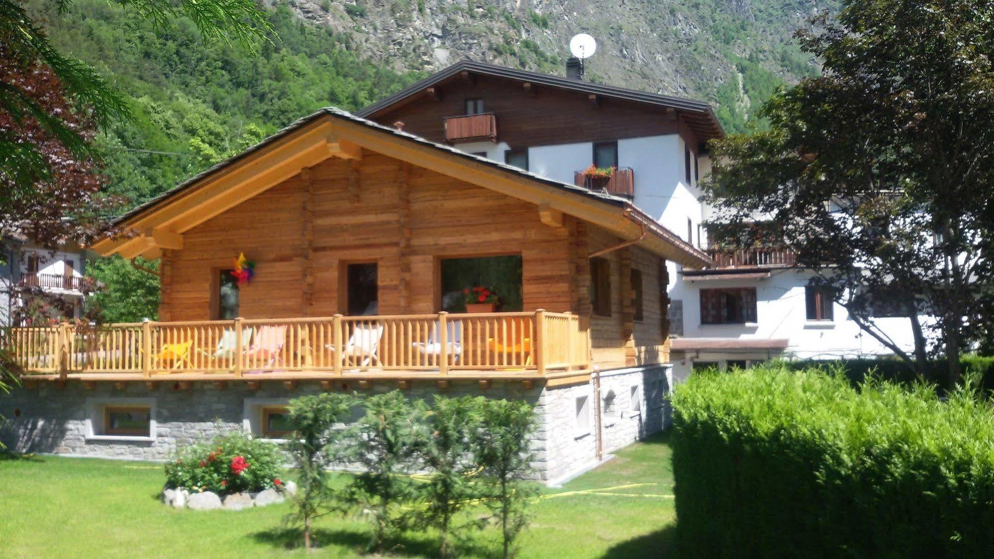 Hotel Des Roses Antey-Saint-Andre Exterior photo